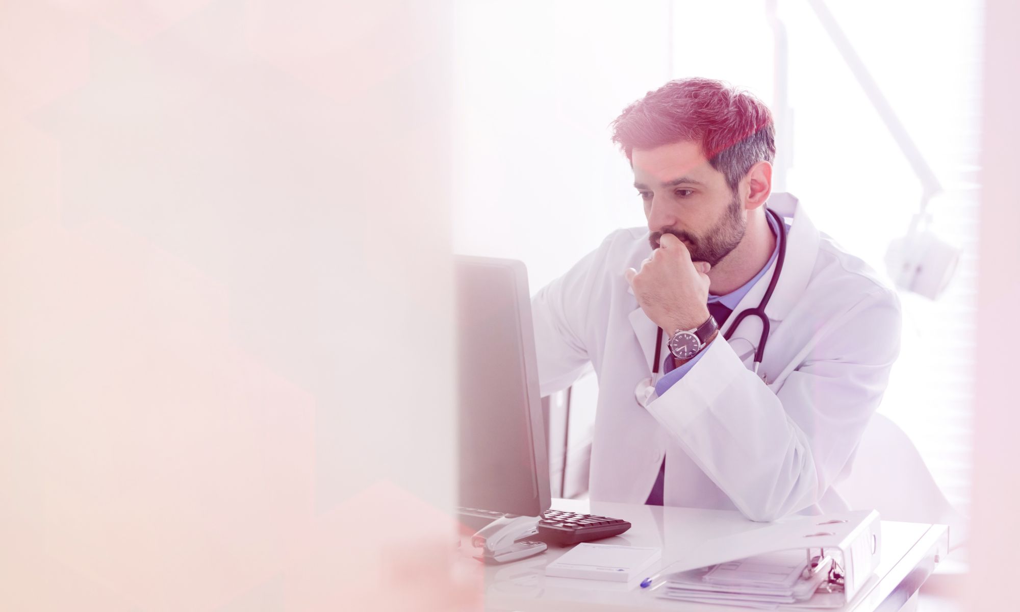 medico che utilizza software gestionale
