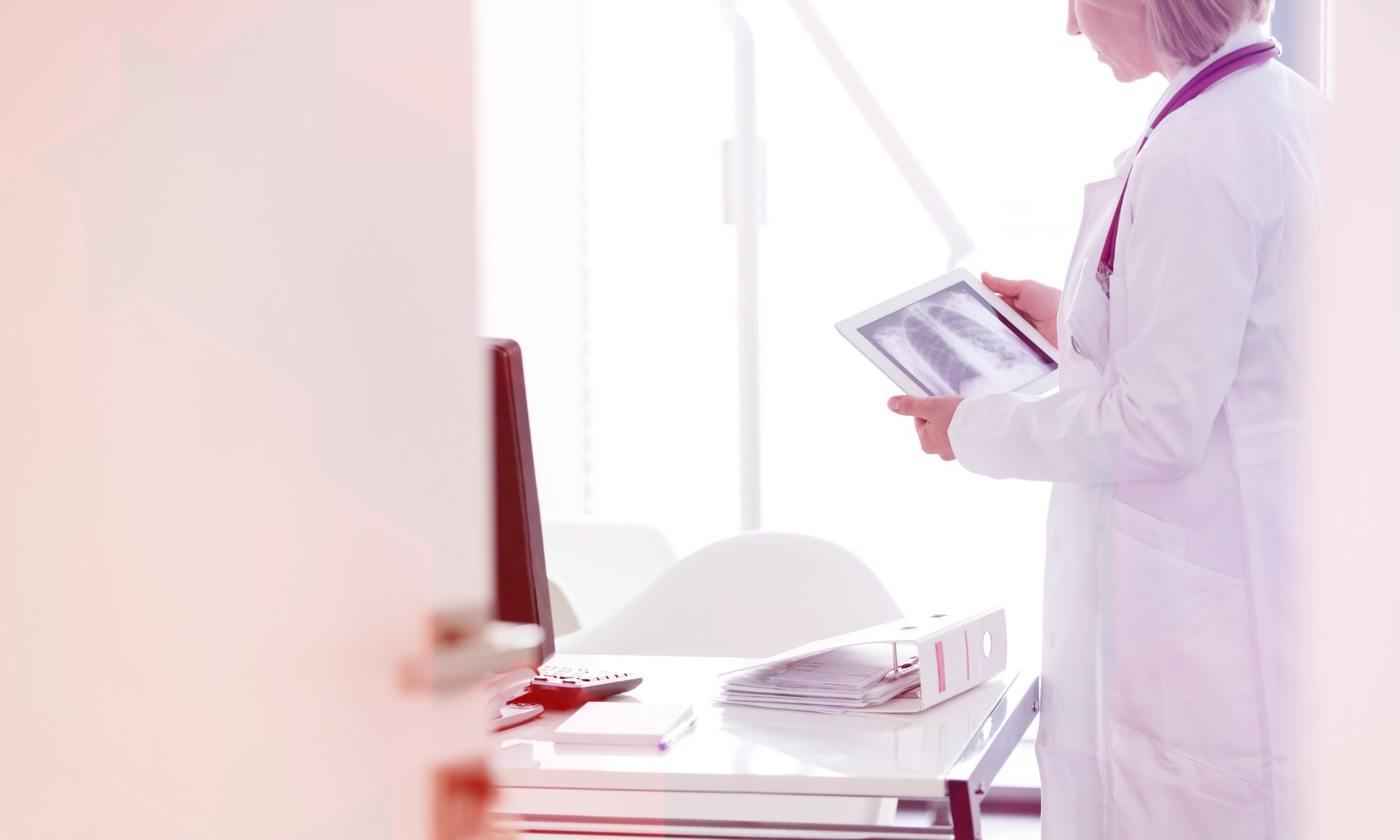 medico che utilizza software gestionale
